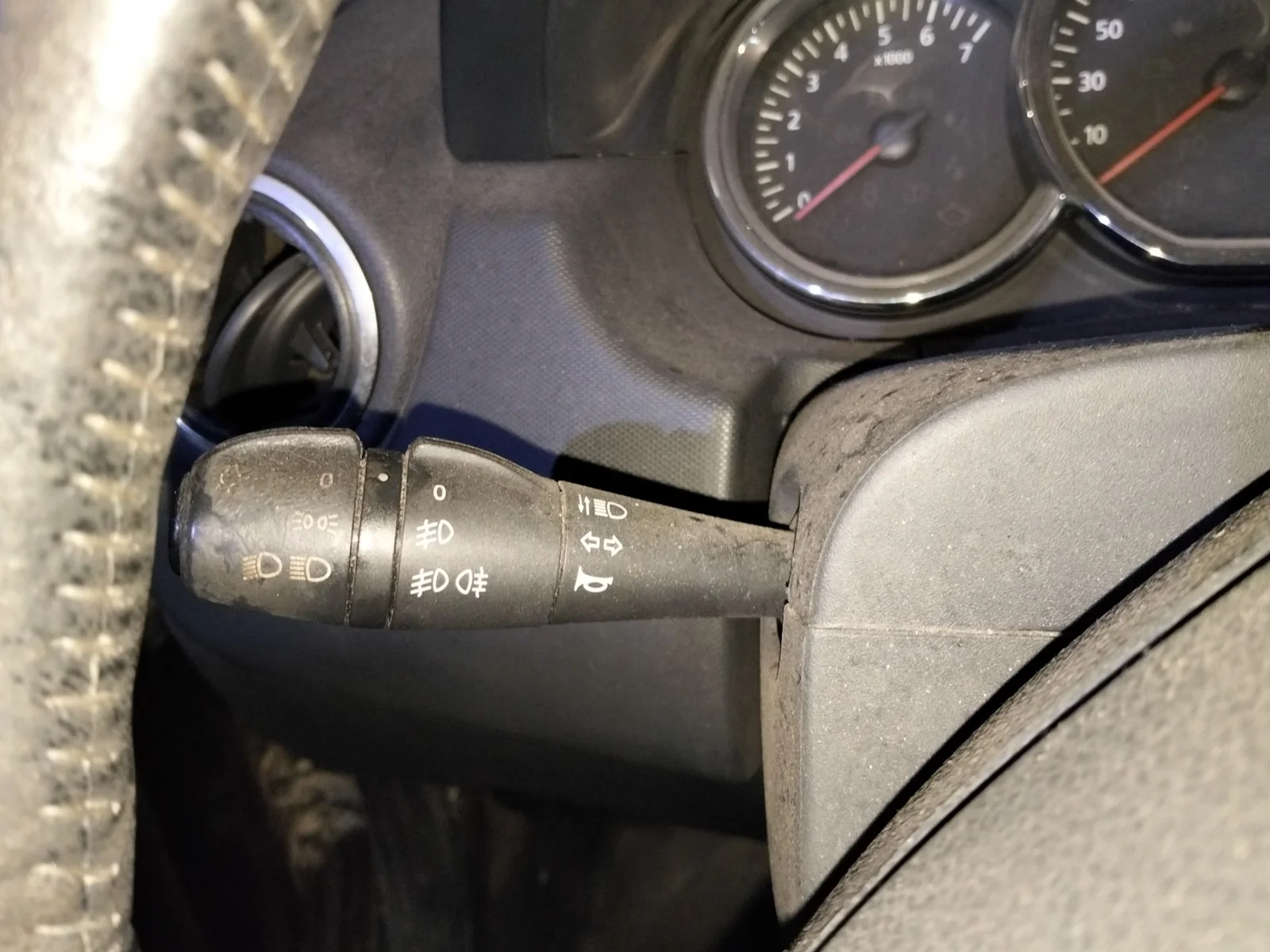 Foto de MANDO MULTIFUNCION DACIA DUSTER I 1.2 16V TCE CAT (125 CV / 92 KW)