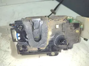Foto de CERRADURA PUERTA TRASERA DERECHA VOLKSWAGEN POLO IV (9N1) 1.9 SDI (64 CV / 47 KW) referencia 1J0839350A foto 2