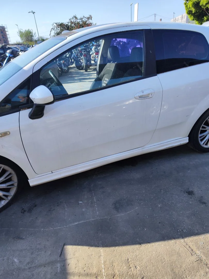Foto de PUERTA DELANTERA IZQUIERDA FIAT GRANDE PUNTO (199) 1.4 (95 CV / 70 KW) referencia 0051846217