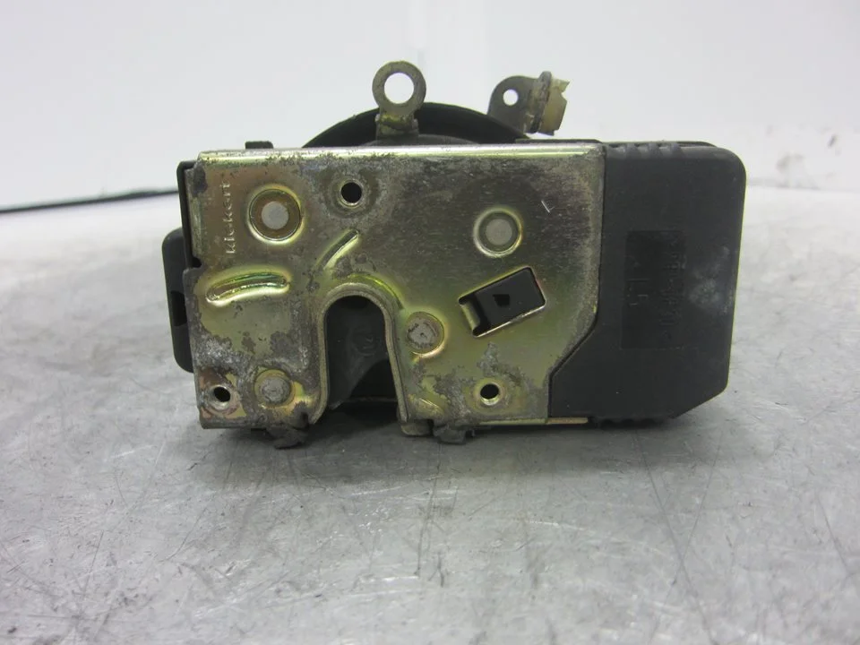 Foto de CERRADURA PUERTA DELANTERA IZQUIERDA OPEL VECTRA B BERLINA 2.0 DTI (101 CV / 74 KW) referencia 90585021