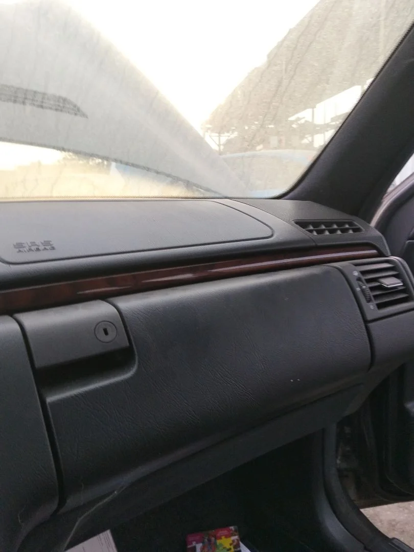 Foto de GUANTERA MERCEDES-BENZ CLASE E (BM 210) BERLINA 3.0 Diesel CAT (136 CV / 100 KW)