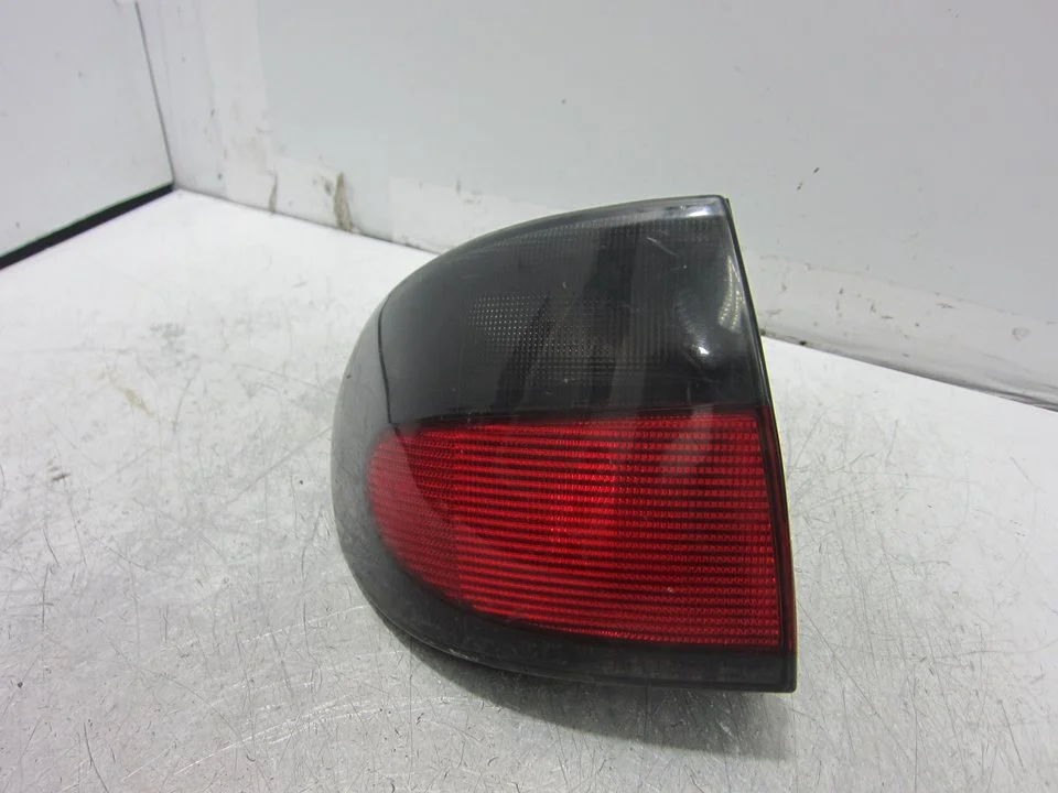 Foto de PILOTO TRASERO IZQUIERDO RENAULT MEGANE I CLASSIC (LA0) 1.9 dTi Diesel CAT (98 CV / 72 KW) referencia 7700838530