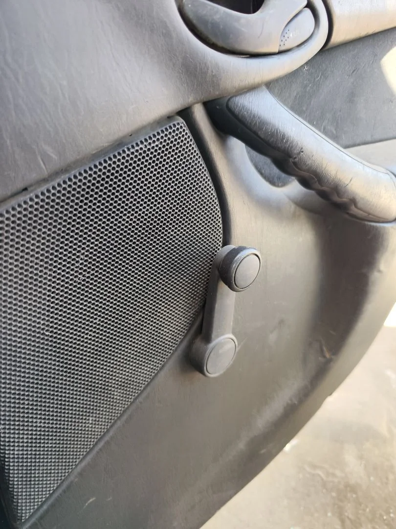 Foto de MANETA ELEVALUNAS TRASERA DERECHA FORD FOCUS BERLINA (CAK) 1.6 16V CAT (101 CV / 74 KW)