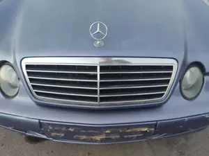 Foto de REJILLA DELANTERA MERCEDES-BENZ CLK (BM 208) CABRIO 3.2 V6 18V CAT (218 CV / 160 KW)