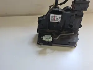 Foto de CERRADURA PUERTA DELANTERA DERECHA OPEL CORSA D referencia 13258265 foto 2