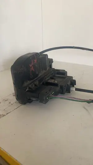 Foto de CERRADURA PUERTA DELANTERA DERECHA NISSAN QASHQAI (J10) referencia 20050R foto 2