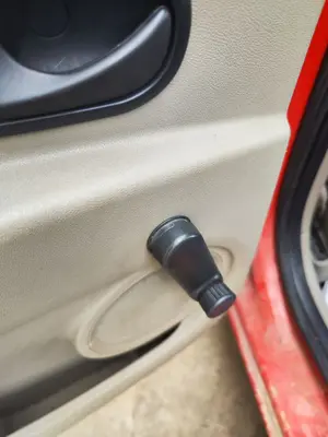 Foto de MANETA ELEVALUNAS TRASERA IZQUIERDA RENAULT CLIO III 1.5 dCi Diesel CAT (86 CV / 63 KW)