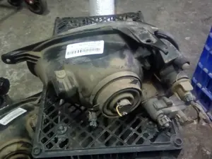 Foto de FARO DERECHO OPEL CORSA B 1.2 16V CAT (X 12 XE / LW4) (65 CV / 48 KW) referencia 90444785 foto 2