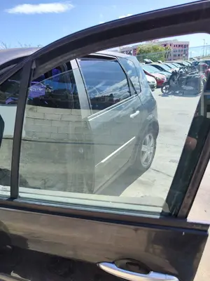 Foto de LUNA DELANTERA IZQUIERDA RENAULT SCENIC II (JM) 1.5 dCi Diesel (106 CV / 78 KW) referencia 8200120589