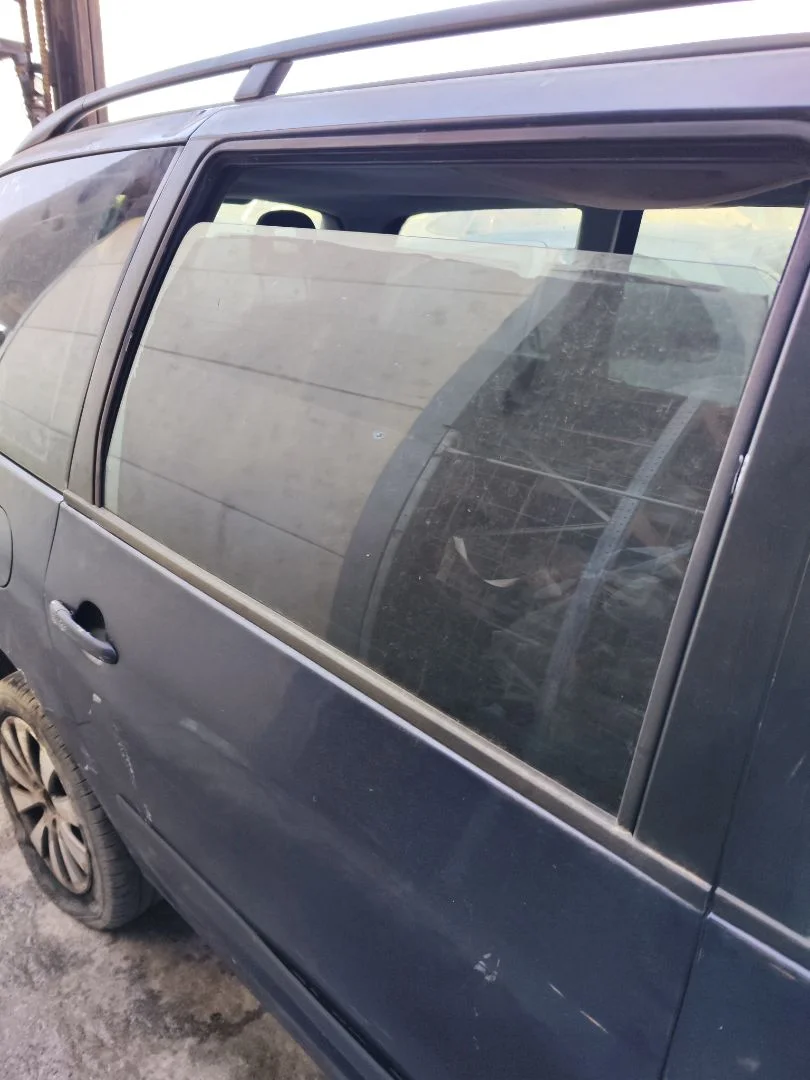 Foto de LUNA TRASERA DERECHA SEAT ALHAMBRA (7V9) 1.9 TDI (116 CV / 85 KW)