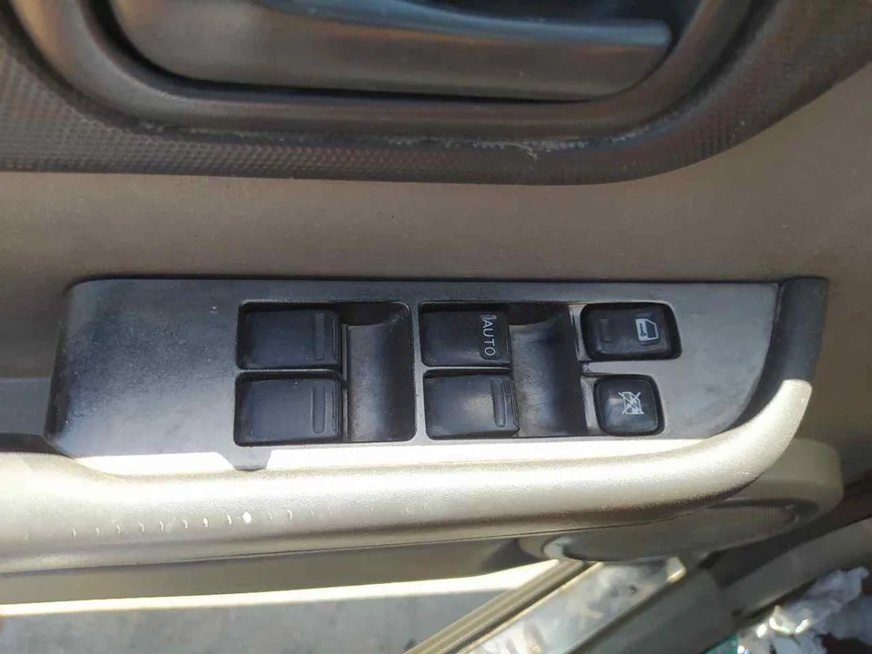 Foto de MANDO ELEVALUNAS DELANTERO IZQUIERDO NISSAN X-TRAIL (T30) 2.2 16V Turbodiesel CAT (114 CV / 84 KW) referencia 254114CE0A