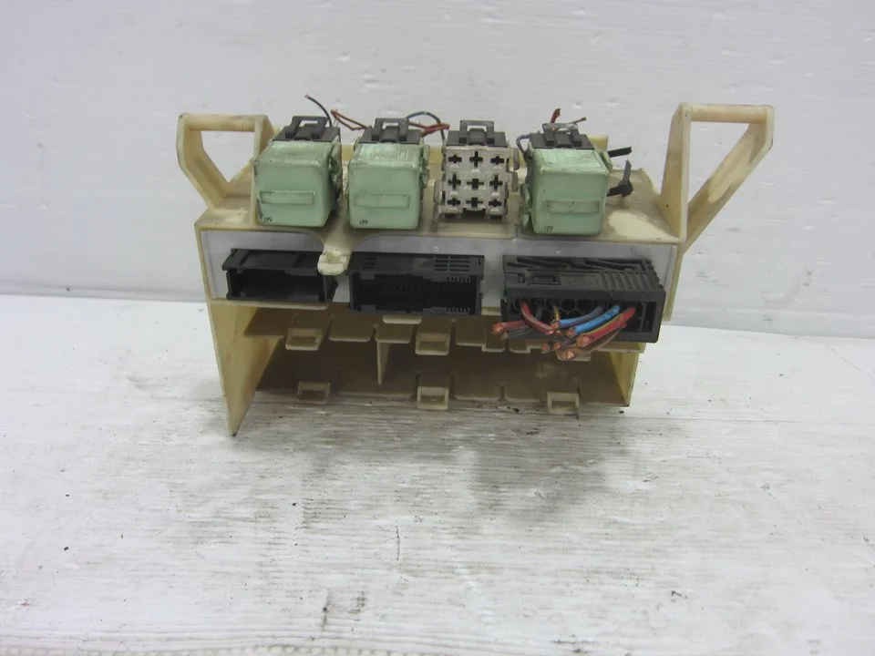 Foto de CAJA RELES / FUSIBLES BMW SERIE 3 BERLINA (E46) 2.0 16V Diesel CAT (136 CV / 100 KW) referencia 61356902269