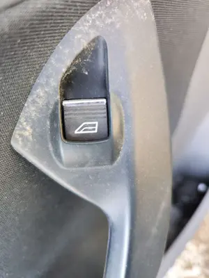 Foto de MANDO ELEVALUNAS TRASERO IZQUIERDO FORD C-MAX (CB7) 1.6 TDCi CAT (116 CV / 85 KW)