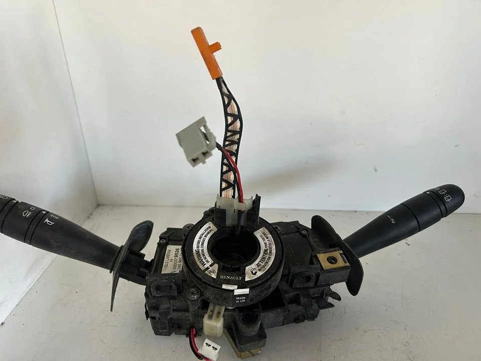 Foto de MANDO MULTIFUNCION FIAT LINEA (110) referencia 7701053057