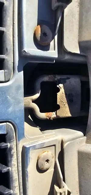 Foto de CERRADURA CAPO BMW SERIE 3 BERLINA (E90) 2.0 CAT (129 CV / 95 KW)
