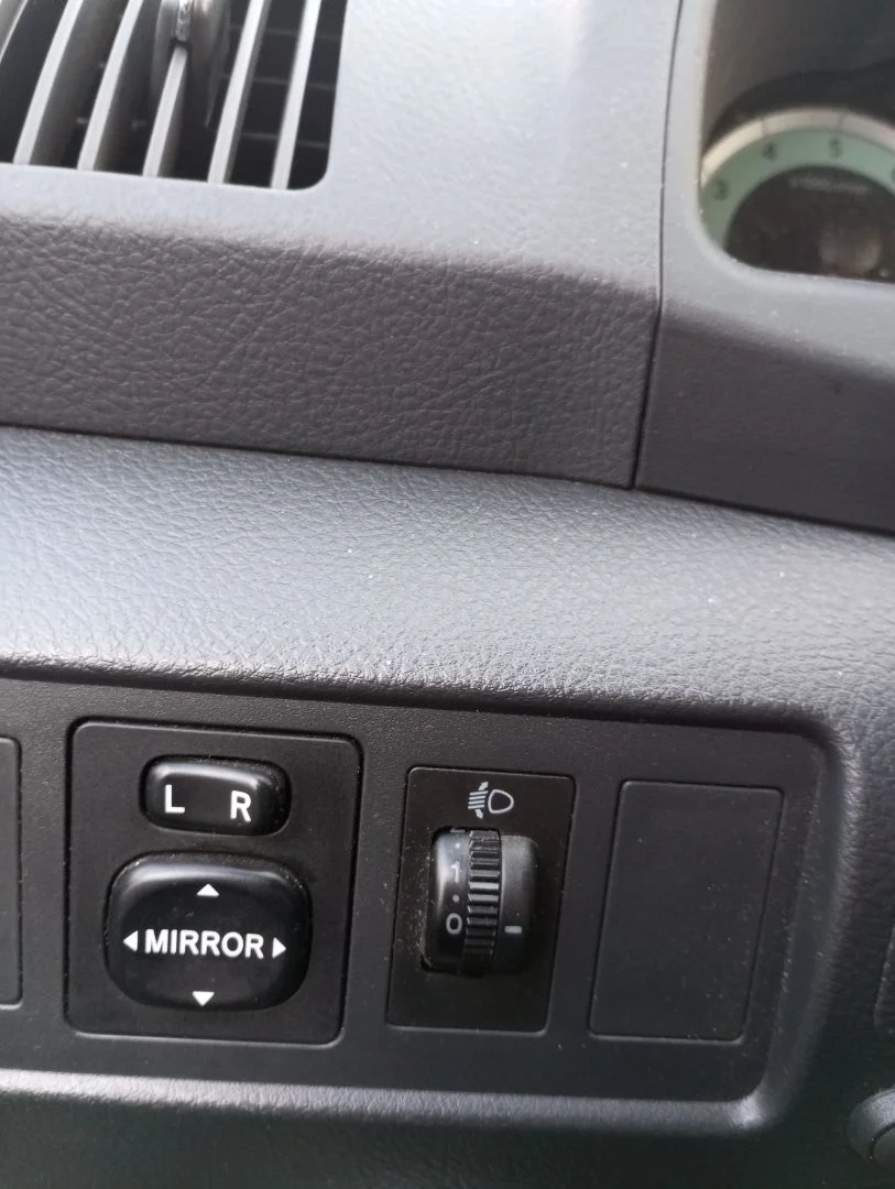 Foto de MANDO REGULACION FAROS TOYOTA COROLLA VERSO (R1) 2.2 Turbodiesel CAT (136 CV / 100 KW)