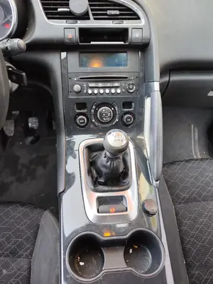 Foto de CONSOLA CENTRAL PEUGEOT 3008 1.6 Blue-HDI FAP (120 CV / 88 KW) foto 2