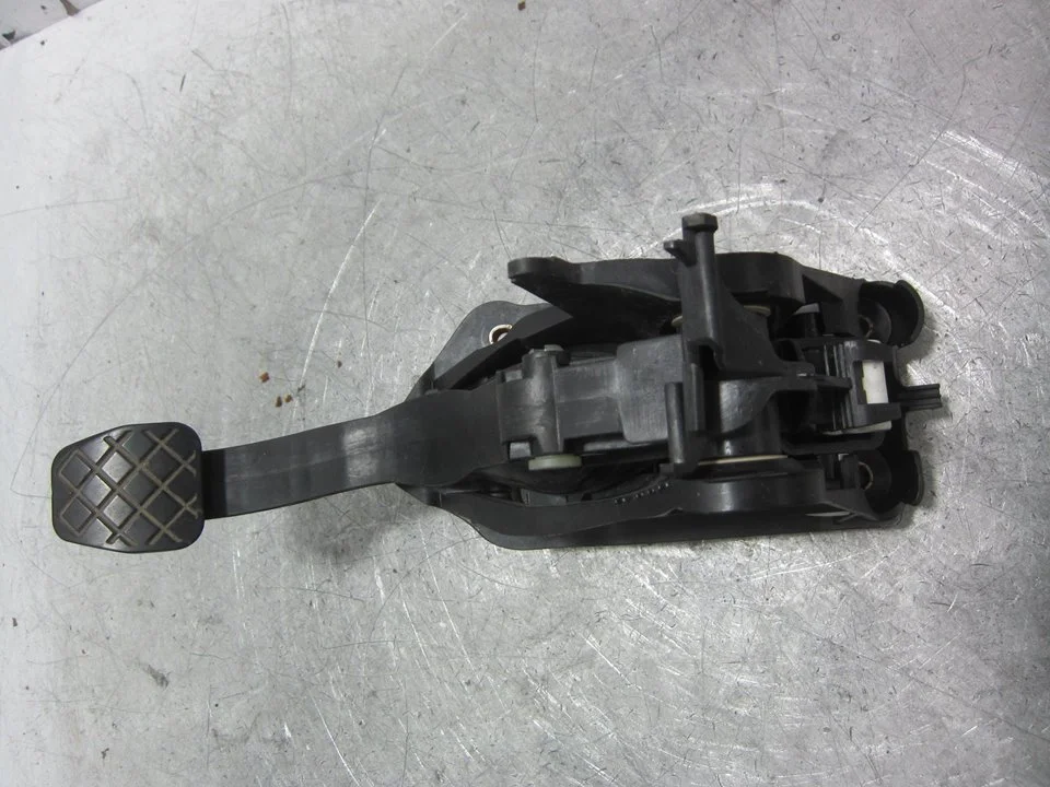 Foto de PEDAL EMBRAGUE VOLKSWAGEN GOLF VII BERLINA (BQ1/BE2) 1.6 TDI (116 CV / 85 KW) referencia 5Q1721059GH