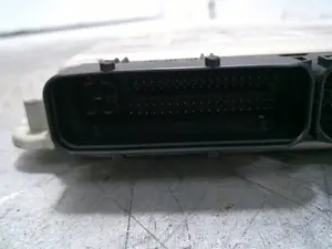 Foto de CENTRALITA MOTOR UCE VOLKSWAGEN PASSAT BERLINA (3B3) 1.9 TDI (101 CV / 74 KW) referencia 038906019EB foto 2