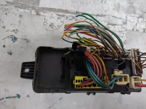 Foto de CAJA RELES / FUSIBLES VOLVO V40 FAMILIAR referencia 30889989 foto 3