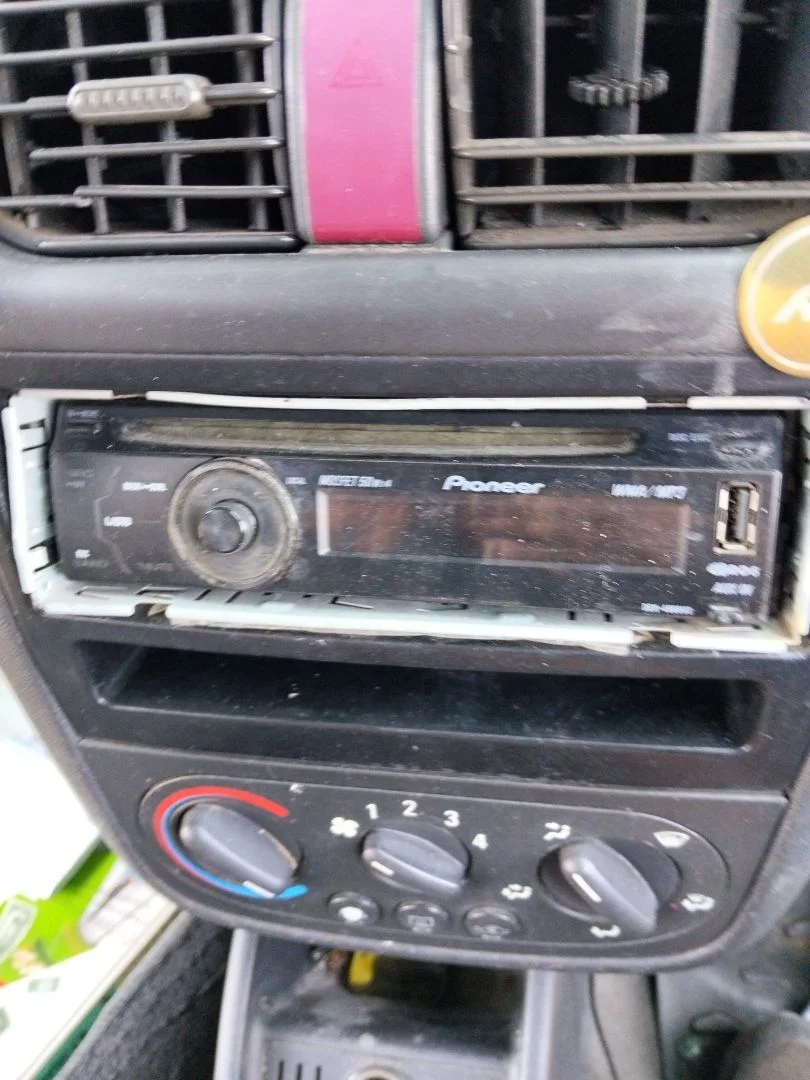Foto de SISTEMA AUDIO / RADIO CD OPEL CORSA C 1.2 16V CAT (Z 12 XE / LW4) (75 CV / 55 KW)