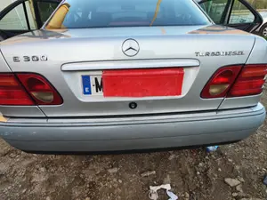 Foto de PORTON TRASERO MERCEDES-BENZ CLASE E (BM 210) BERLINA 3.0 Turbodiesel CAT (177 CV / 130 KW)