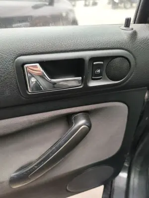 Foto de MANETA INTERIOR TRASERA IZQUIERDA VOLKSWAGEN BORA BERLINA (1J2)(1998) 1.9 TDI (110 CV / 81 KW)