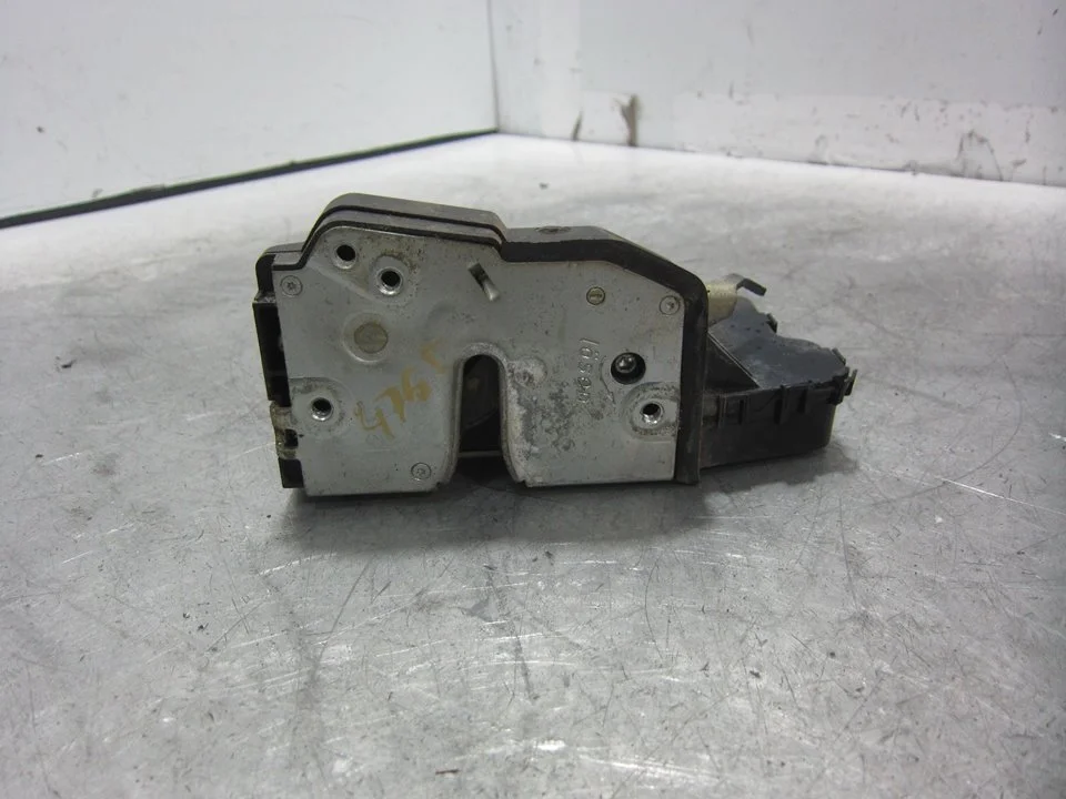 Foto de CERRADURA PUERTA TRASERA IZQUIERDA BMW SERIE 3 BERLINA (E46) 3.0 24V Turbodiesel CAT (184 CV / 135 KW) referencia 51227011245