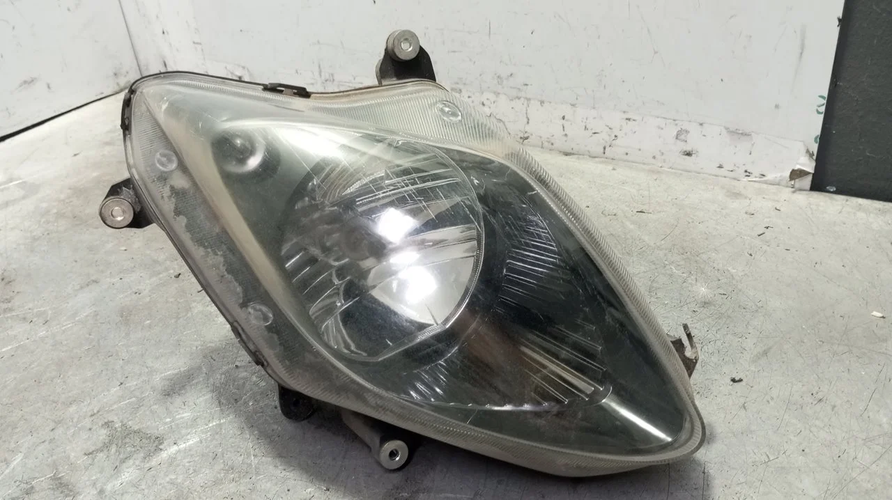 Foto de FARO DERECHO HONDA FORZA 249 cm3 - 16 kW (22 CV / 16 KW)