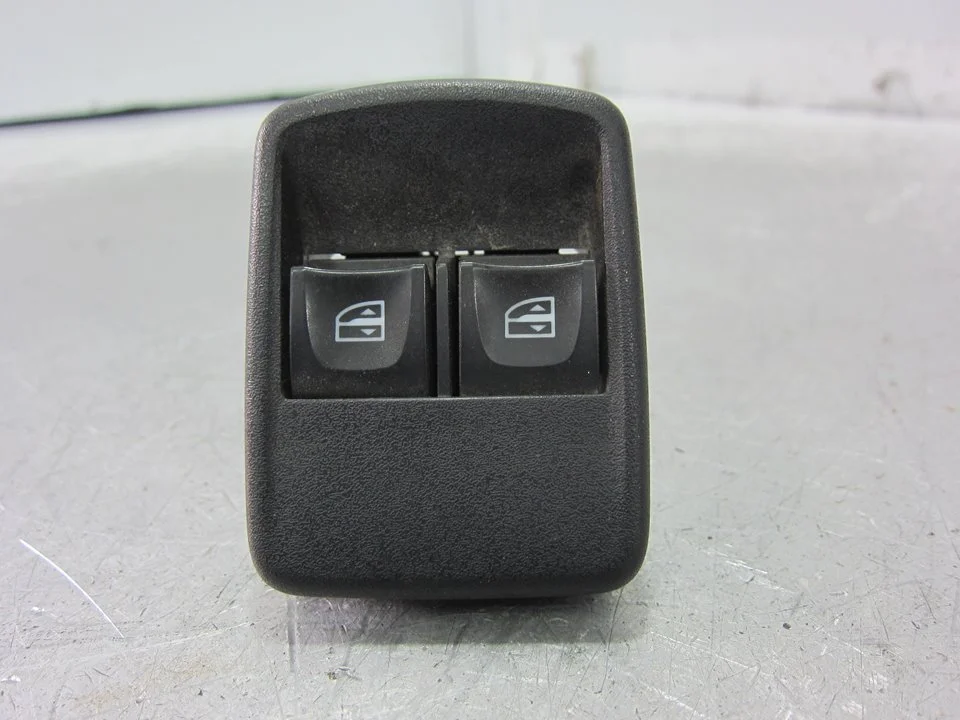 Foto de MANDO ELEVALUNAS DELANTERO IZQUIERDO DACIA DOKKER 1.5 dCi Diesel FAP CAT (90 CV / 66 KW) referencia 254117873R