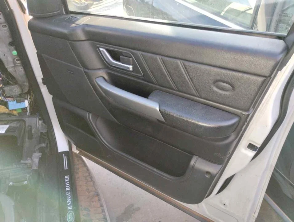Foto de GUARNECIDO PUERTA DELANTERA DERECHA LAND ROVER RANGE ROVER SPORT 2.7 Td V6 CAT (190 CV / 140 KW) referencia LR016877