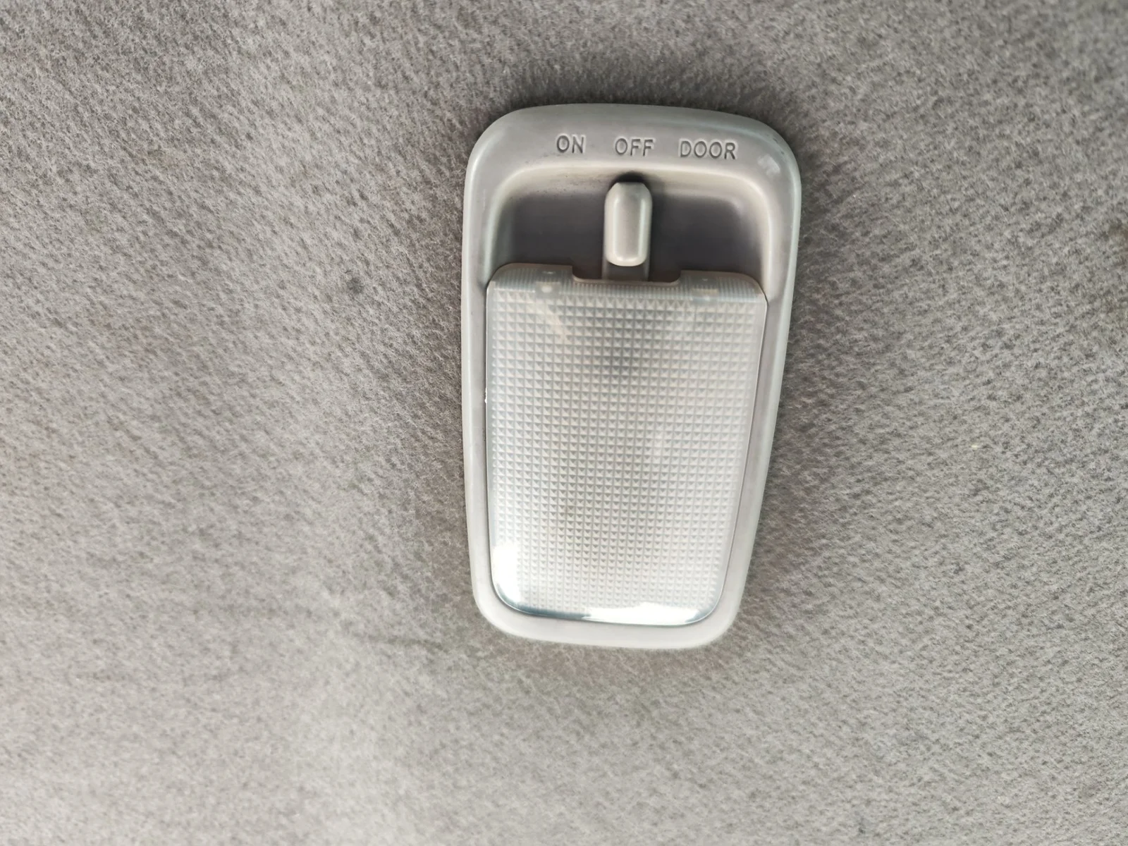 Foto de LUZ INTERIOR TOYOTA COROLLA (E11) 2.0 Turbodiesel CAT (90 CV / 66 KW) referencia 8126020160B1