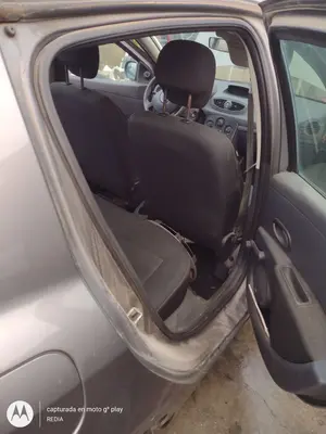 Foto de GOMAS CONTORNO PUERTA RENAULT CLIO III 1.2 16V (75 CV / 55 KW)