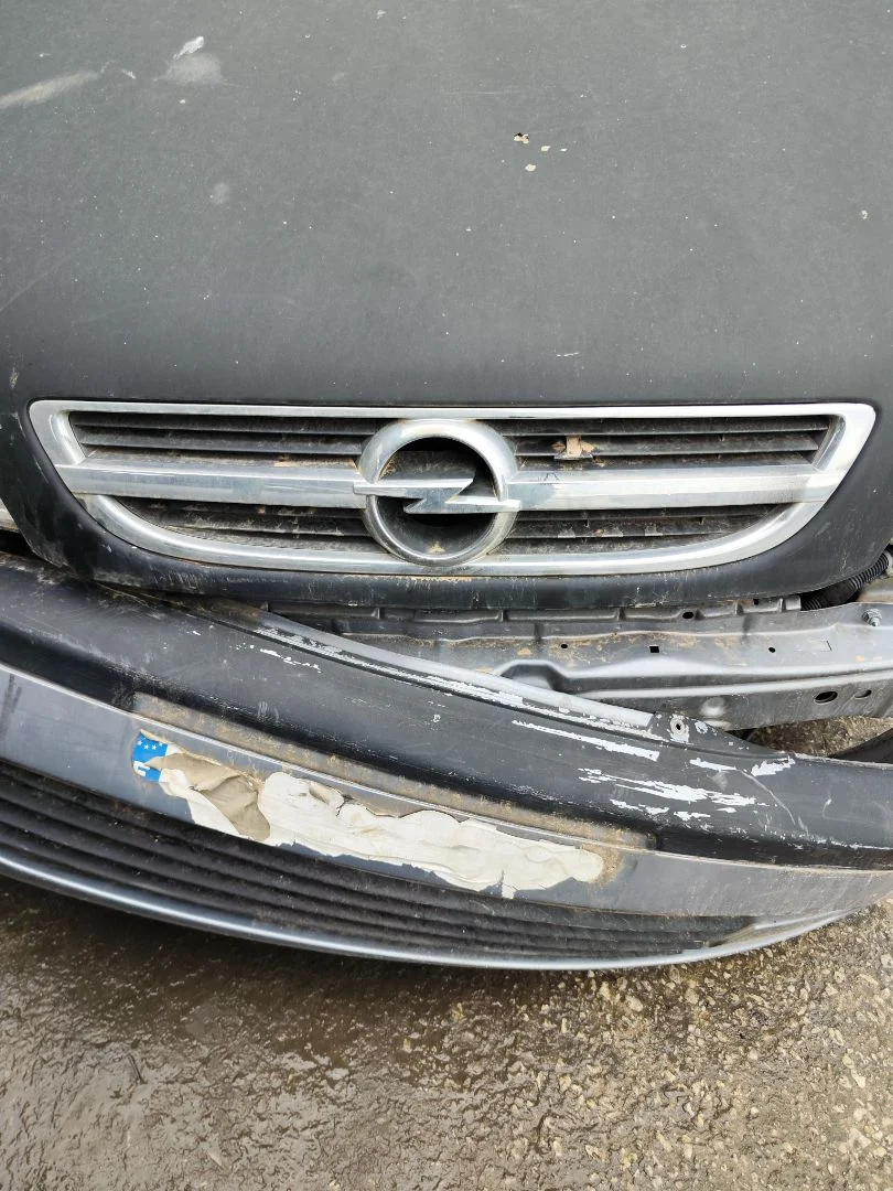 Foto de REJILLA DELANTERA OPEL ZAFIRA A 2.0 DTI (101 CV / 74 KW)