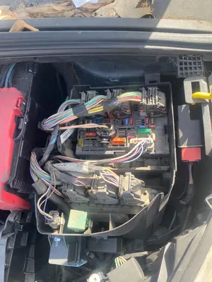 Foto de CAJA RELES / FUSIBLES PEUGEOT 308 1.6 16V HDi (90 CV / 66 KW)