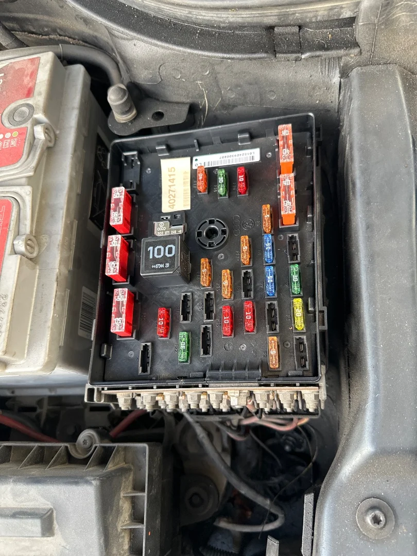 Foto de CAJA RELES / FUSIBLES VOLKSWAGEN PASSAT BERLINA (3C2) 2.0 TDI (140 CV / 103 KW) referencia 1K0937132F