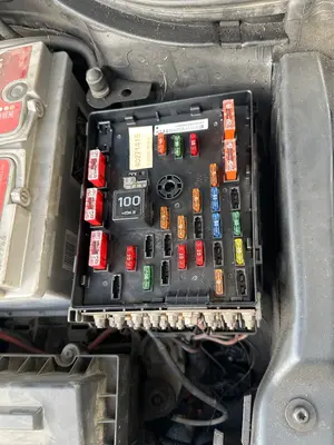 Foto de CAJA RELES / FUSIBLES VOLKSWAGEN PASSAT BERLINA (3C2) 2.0 TDI (140 CV / 103 KW) referencia 1K0937132F
