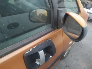 Foto de RETROVISOR DERECHO PEUGEOT 1007 1.4 HDi (68 CV / 50 KW)