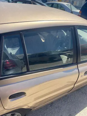 Foto de PUERTA TRASERA DERECHA KIA RIO (BC) 1.3 CAT (75 CV / 55 KW) referencia 77004FD300