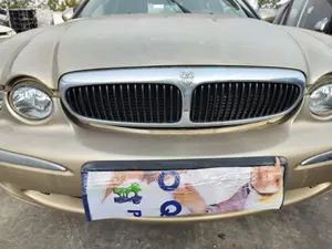 Foto de REJILLA DELANTERA JAGUAR X-TYPE 2.1 V6 24V CAT (156 CV / 115 KW)