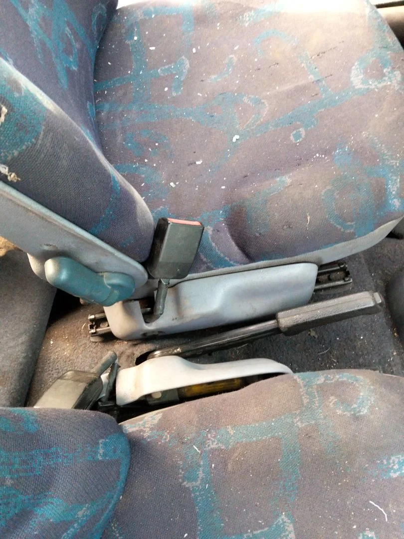 Foto de ENGANCHE CINTURON DELANTERO IZQUIERDO RENAULT TWINGO I (C06) 1.2 (58 CV / 43 KW)