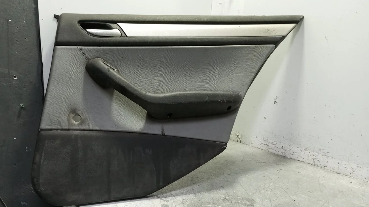 Foto de GUARNECIDO PUERTA TRASERA DERECHA BMW SERIE 3 BERLINA (E46) 2.0 16V Diesel CAT (150 CV / 110 KW) referencia 51418195790