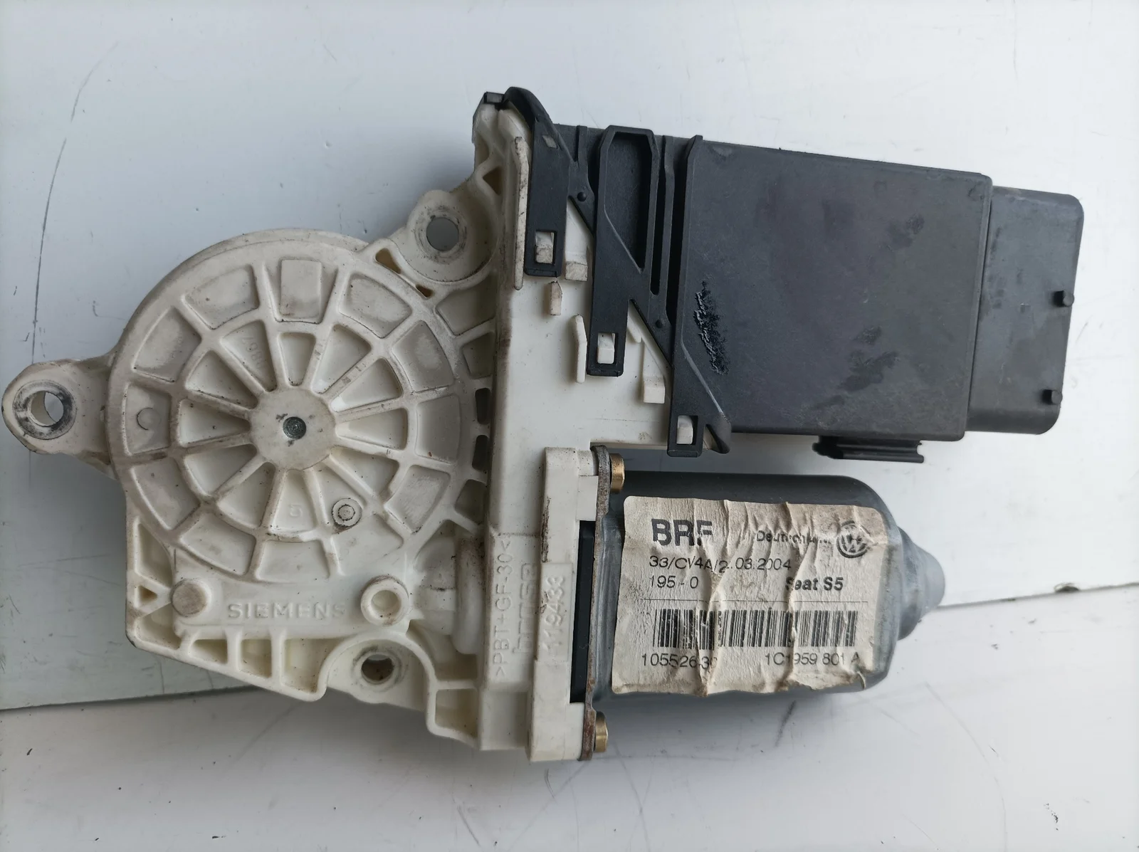 Foto de MOTOR ELEVALUNAS DELANTERO IZQUIERDO VOLKSWAGEN PASSAT BERLINA (3B2) referencia 105404301