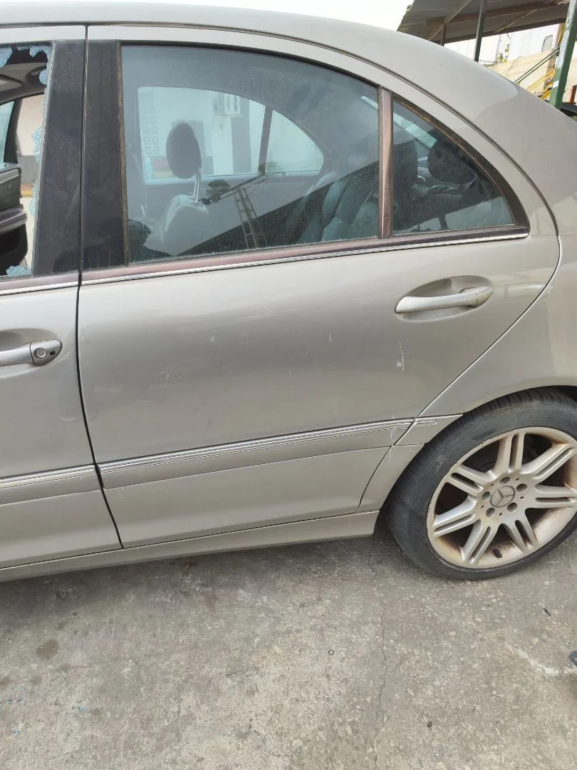 Foto de PUERTA TRASERA IZQUIERDA MERCEDES-BENZ CLASE C (BM 203) BERLINA 3.0 CDI CAT (224 CV / 165 KW)