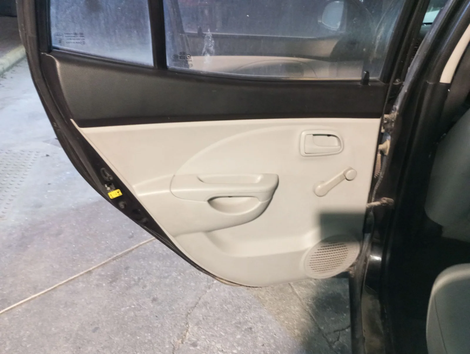 Foto de GUARNECIDO PUERTA TRASERA IZQUIERDA KIA PICANTO (SA) 1.1 CAT (65 CV / 48 KW) referencia 8330107000EQ