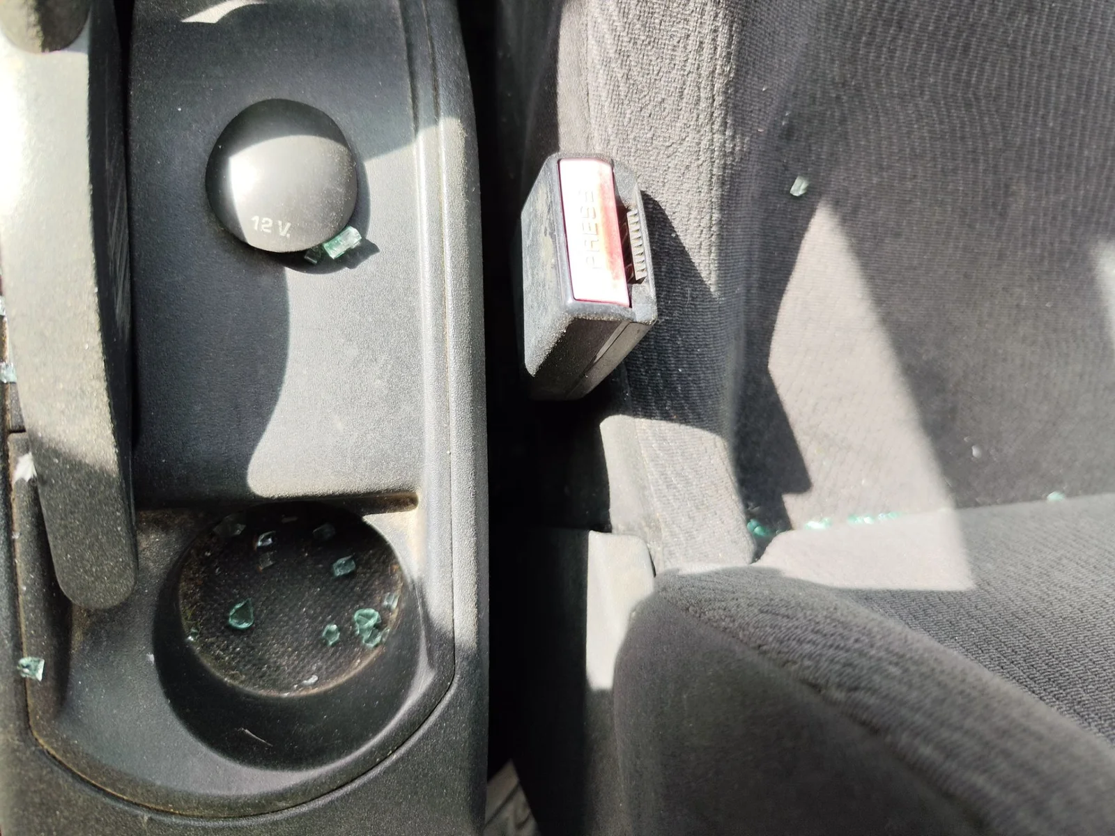 Foto de ENGANCHE CINTURON DELANTERO DERECHO CITROEN C4 BERLINA 1.6 16V HDi (90 CV / 66 KW)