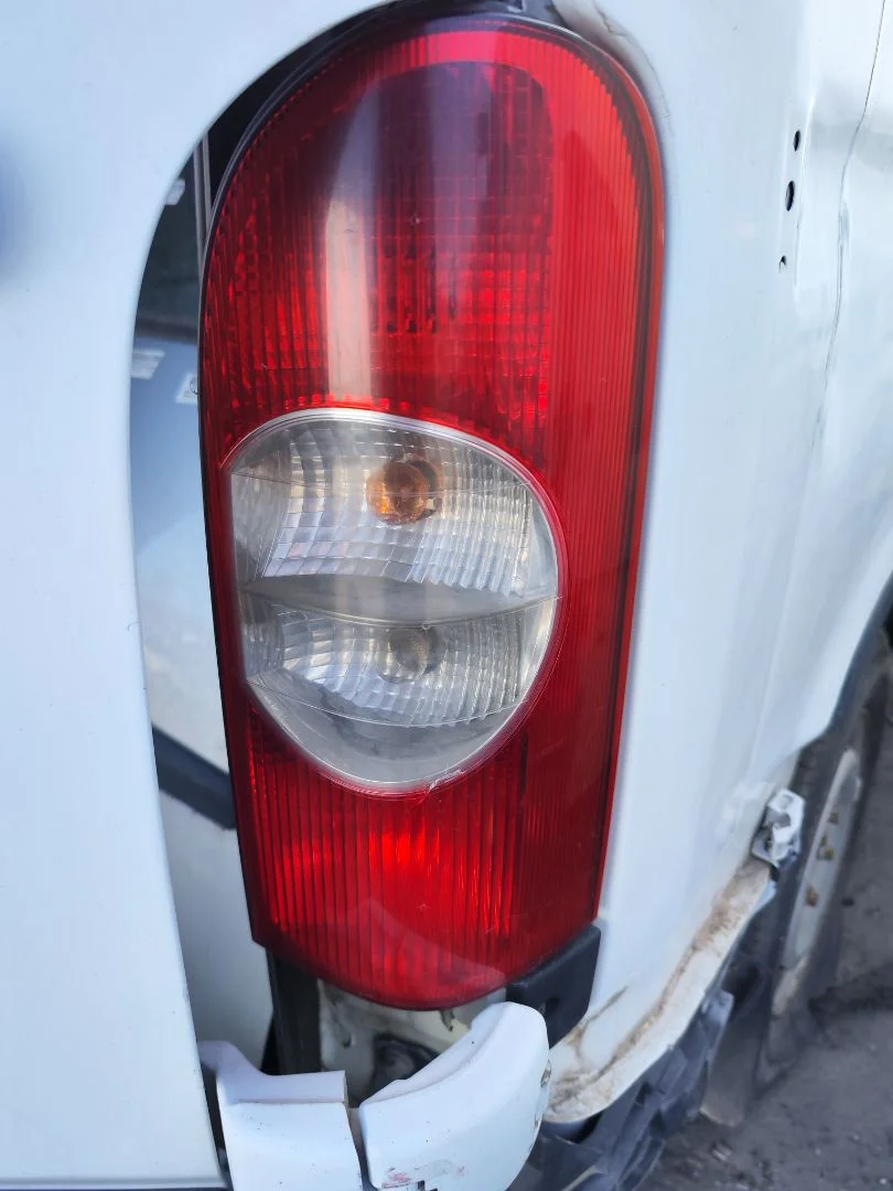 Foto de PILOTO TRASERO DERECHO NISSAN INTERSTAR (X70) 2.5 dCi Diesel CAT (114 CV / 84 KW)