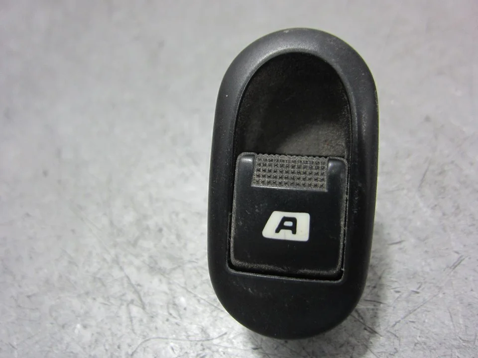 Foto de MANDO ELEVALUNAS DELANTERO IZQUIERDO CITROEN C3 1.4 (73 CV / 54 KW) referencia 96401469XT