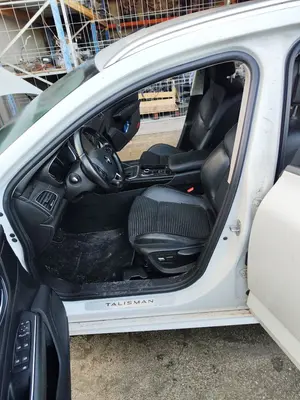 Foto de GOMAS CONTORNO PUERTA RENAULT TALISMAN SPORT TOURER 1.6 dCi Diesel FAP Energy (131 CV / 96 KW) referencia 808339910R