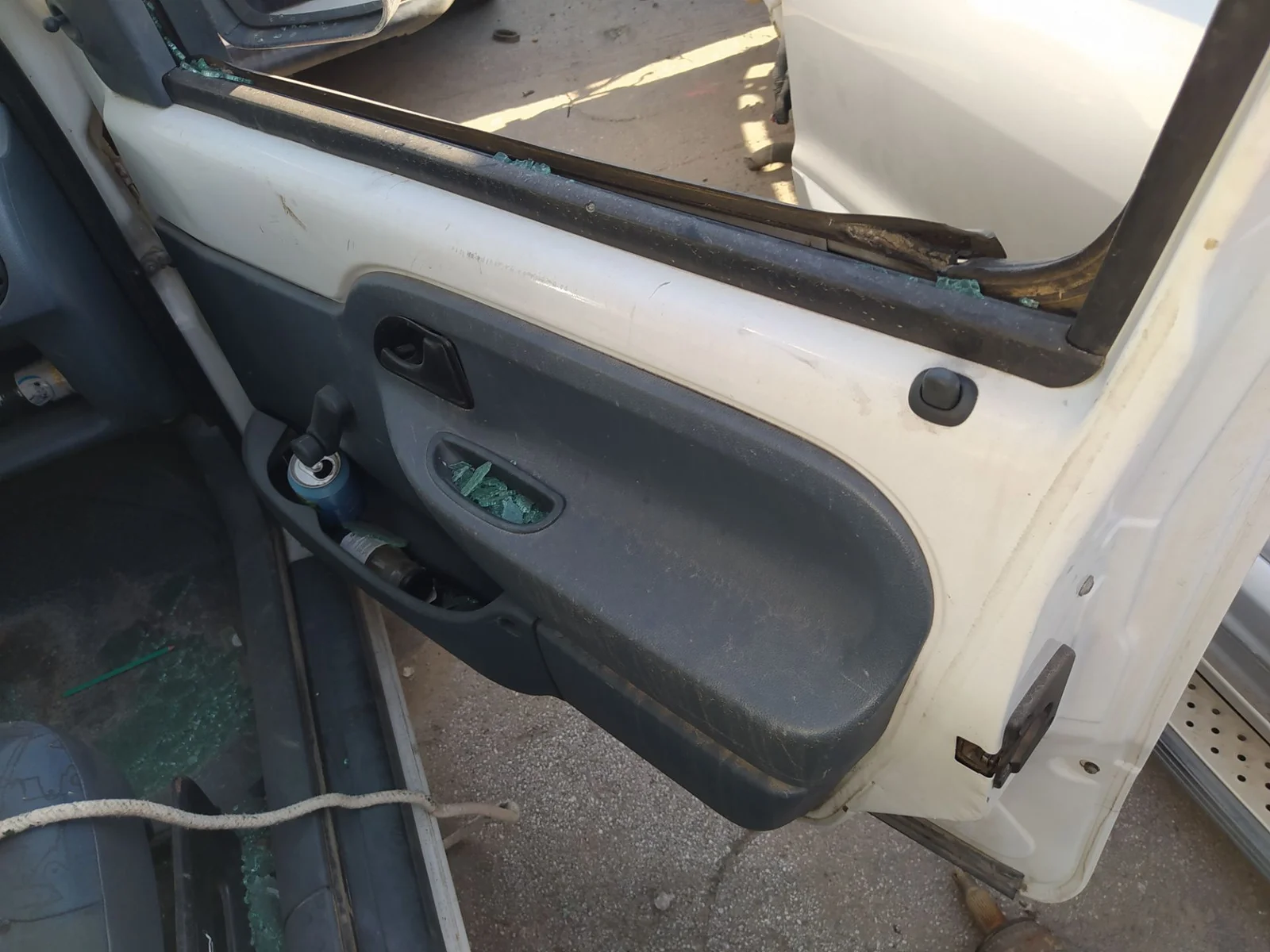 Foto de CERRADURA PUERTA DELANTERA DERECHA RENAULT KANGOO I (F/KC0) 1.5 dCi Diesel (82 CV / 60 KW)